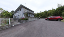 介護施設の外観と駐車場