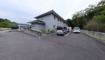 介護施設の外観と駐車場