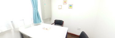 清潔感あふれる介護施設の室内