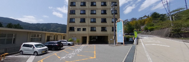 清潔感ある介護施設の全景