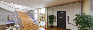 ゆとりのある介護施設のエントランスホール