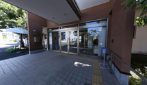 施設の清潔な入口付近
