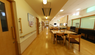 広々とした介護施設の廊下とリビング
