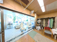 明るい広々とした室内