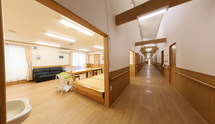 介護施設の明るく広い廊下