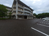広い駐車場のある建物前