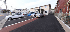 介護施設外観と職員駐車場