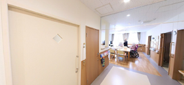 整った介護施設の内部風景