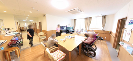 介護施設の職員と入居者の日常
