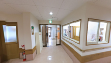 施設内の広々とした廊下