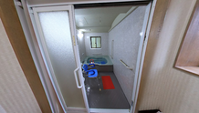 介護施設の居室とリハビリ用品