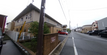 明るい住宅街の施設外観