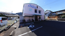 介護施設の外観と駐車スペース