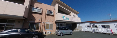 広い敷地の介護施設の外観