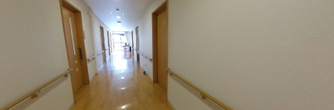 施設内の廊下と部屋の扉
