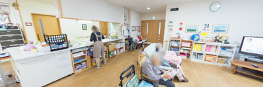 快適で明るい介護施設の共有空間