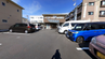 広々とした施設駐車場と外観