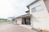 広々とした駐車場の施設