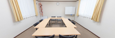 介護施設内の共有ラウンジエリア