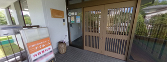 明るく開放的な介護施設入口