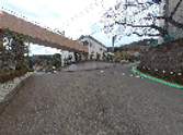 広場への小道
