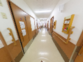 広々とした施設の廊下