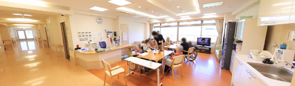介護施設の共有ラウンジエリア