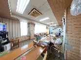 介護施設の共有スペースと入居者