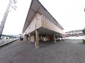 広々とした駐車場付施設