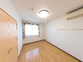 明るい個室の部屋内観
