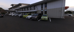 介護施設の外観と駐車場