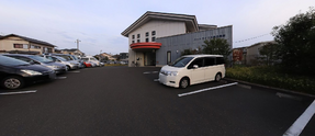 介護施設の外観と駐車場