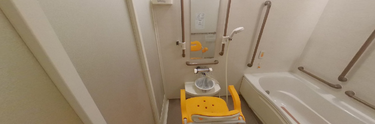手すり付きの安全な浴室設備