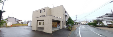 町の角に位置する介護施設