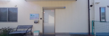 ケア施設の入口と外環境