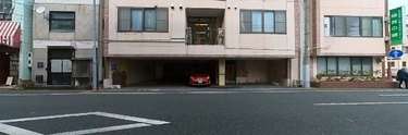 街の中心に位置する施設外観