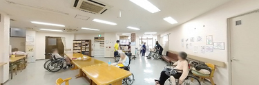 広く開放的な介護施設のリビング