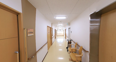 介護施設内の廊下とエレベーター